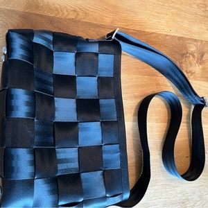 Excellent condition Harvey’s Seatbelt Bag Messenger in black